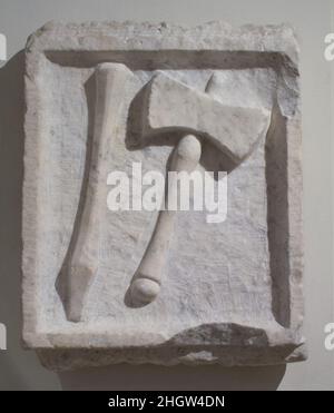 Rilievo di marmo di uno scalpello e mazzuolo 2nd secolo d.C. romano il rilievo, probabilmente votivo allo scopo, raffigura uno scalpello metallico e un mazzuolo di legno, gli strumenti di base dell'antico tagliatore di pietra. Rilievo di marmo di uno scalpello e mazzuolo. Romana. 2nd secolo d.C.. Marmo Italiano ?. Scultura di pietra Foto Stock