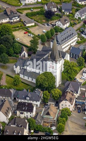 Veduta aerea, Chiesa parrocchiale di San Clemente, Vecchio Monastero, ex abbazia cistercense, case autorità edificio comunale e scuola di musica, Drolshagen, Saae Foto Stock