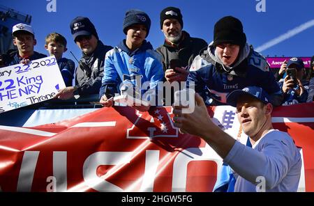 Nashville, Stati Uniti. 22nd Jan 2022. Tennessee Titans quarterback Ryan Tannehill (R) scatta foto con gli appassionati di calcio prima di affrontare i Cincinnati Bengals in una partita di playoff divisionale NFL al Nissan Stadium di Nashville, Tennessee, sabato 22 gennaio 2022. Foto di David Tulis/UPI Credit: UPI/Alamy Live News Foto Stock