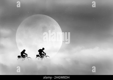 Immagine composita di due giovani in bicicletta tra le nuvole che passano la luna piena con stelle nel cielo. Un'immagine fantasy in bianco e nero. Foto Stock
