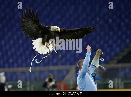 22nd gennaio 2022: Stadio Olimpico, Roma, Italia; Serie Italiana A di calcio, SS Lazio contro Atalanta; la mascotte dell'aquila Olimpia della SS Lazio Foto Stock