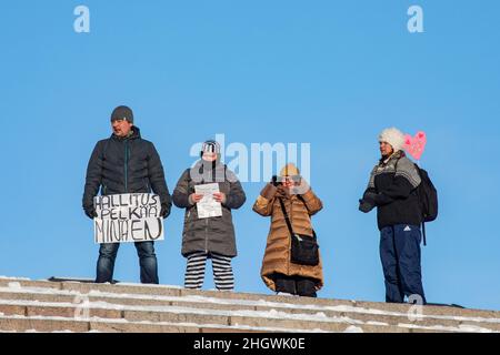 Manifestanti con cartelli sulla sommità dei gradini della Cattedrale di Helsinki a dimostrazione contro le restrizioni corona a Helsinki, Finlandia Foto Stock