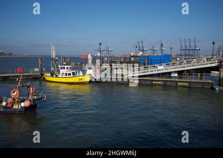Harwich Harbour Foot Ferry che aggrappa il suo commercio tra Harwich, Shotley e Felixstowe nel porto di Harwich Essex. Foto Stock