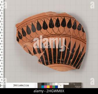 Frammento di terracotta di un collo-anfora (vaso) ultimo quarto del 6th secolo a.C. greco, fregio Attico di pendenti boccioli di loto; sotto, una banda di raggi. Frammento di terracotta di un collo-anfora (vaso). Greco, Attico. Ultimo quarto del 6th secolo a.C. Terracotta; figura nera. Arcaico. Vasi Foto Stock