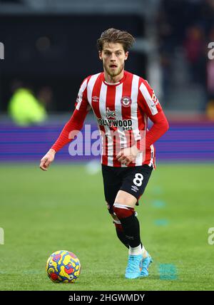 Londra, Inghilterra, 22nd gennaio 2022. Mathias Jensen di Brentford durante la partita della Premier League al Brentford Community Stadium di Londra. Il credito d'immagine dovrebbe essere: David Klein / Sportimage Foto Stock