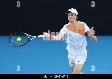 Melbourne, Australia. 22nd Jan 2022. 11th seme JANNIK SINNER (ITA) in azione contro TARO DANIEL (JPN) sulla Margaret Court Arena in una partita Men's Singles 3rd il giorno 6 dell'Australian Open 2022 di Melbourne, Australia. Sydney Low/Cal Sport Media. Sinner ha vinto 6:4 1:6 6:3 6:1. Credit: csm/Alamy Live News Foto Stock