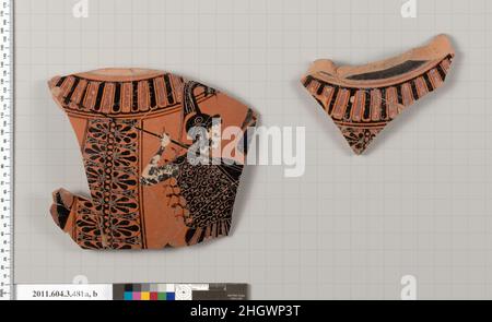 Frammenti di terracotta di un collo-anfora di forma Panatenaica terzo quarto del 6th secolo a.C. greco, Attico sul frammento più grande, alla spalla, una banda di lingue, alternate a nero e rosso; Sotto, sull'oblio, sulla testa e sul corpo superiore di un Athena helmeted a destra che porta la sua egis, con la sua protezione rotonda sopra il suo braccio sinistro, con il suo braccio destro piegato, tenendo una lancia nella sua mano destra; estremità della cresta del casco e del braccio piegato di un guerriero a destra; Indietro, parte della gamba di un maschio drappeggiato a sinistra, con una imbiera nera e rossa; separando l'obverso e il contrario, una palmette-loto orizzontale Foto Stock