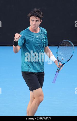 Melbourne, Australia. 22nd Jan 2022. TARO DANIEL (JPN) in azione contro il 11th seme JANNIK SINNER (ITA) sulla Margaret Court Arena in una partita di Men's Singles 3rd il giorno 6 dell'Australian Open 2022 a Melbourne, Australia. Sydney Low/Cal Sport Media. Sinner ha vinto 6:4 1:6 6:3 6:1. Credit: csm/Alamy Live News Foto Stock