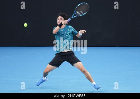 Melbourne, Australia. 22nd Jan 2022. TARO DANIEL (JPN) in azione contro il 11th seme JANNIK SINNER (ITA) sulla Margaret Court Arena in una partita di Men's Singles 3rd il giorno 6 dell'Australian Open 2022 a Melbourne, Australia. Sydney Low/Cal Sport Media. Sinner ha vinto 6:4 1:6 6:3 6:1. Credit: csm/Alamy Live News Foto Stock