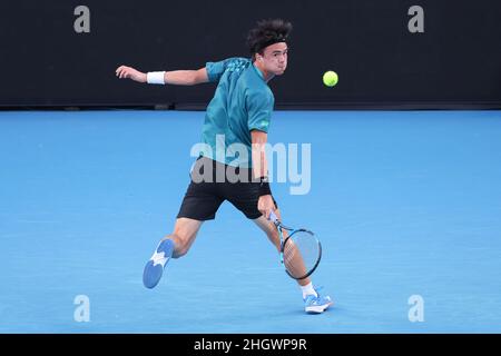 Melbourne, Australia. 22nd Jan 2022. TARO DANIEL (JPN) in azione contro il 11th seme JANNIK SINNER (ITA) sulla Margaret Court Arena in una partita di Men's Singles 3rd il giorno 6 dell'Australian Open 2022 a Melbourne, Australia. Sydney Low/Cal Sport Media. Sinner ha vinto 6:4 1:6 6:3 6:1. Credit: csm/Alamy Live News Foto Stock