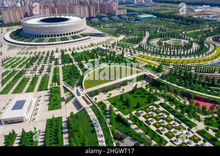 Krasnodar, Russia - 10 giugno 20121: Stadio del FC Krasnodar e Parco cittadino di Krasnodar conosciuto come Parco Galitsky. Fotografia aerea con droni. Foto Stock