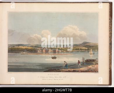 Hudson (N. 13 del Hudson River Portfolio) 1825 John Hill American, nata Inghilterra la città di Hudson, vista qui dall'altra parte del fiume, si trova sulla riva orientale. Il testo di John Agg riporta '5-6 mila abitanti, tra i quali scopriamo molta ricchezza e raffinatezza...[con] strutture per l'acquisizione di ricchezza che molte delle nostre città possono invidiare: Che esiste una forte disponibilità a migliorare il bene che la Provvidenza ha concesso.' Il commercio attivo è stato effettuato con Albany, quarantacinque miglia a nord, e New York, centoventicinque miglia a sud. La stampa proviene dall'Hudso Foto Stock