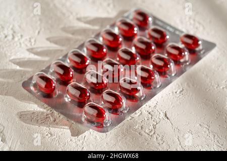 Pillole o capsule di olio di krill - integratore nutrizionale sano ricco di acidi grassi omega-3 Foto Stock