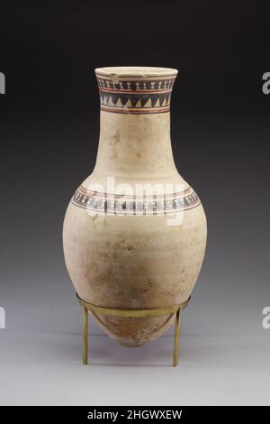 Vaso dalla sepoltura del bambino Amenhotep ca. 1479–1458 a.C. nuovo regno nella tomba del bambino Amenhotep (36,3.153), sei vasi erano stati posti su entrambi i lati della bara. Il contenuto dei vasi indicava che una volta avevano contenuto vari liquidi. Tre dei vasi (compreso 36,3.161. 36,3.164) sono decorate con motivi geometrici in vernice rossa e nera. Uno dei vasi non decorati (36,3.162) ha ancora la sua chiusura di tela di lino che copre la bocca ed è stato legato in un nodo quadrato intorno al collo. Vaso dalla sepoltura del bambino Amenhotep. CA. 1479–1458 A.C. Ceramica, vernice. Nuovo Kin Foto Stock