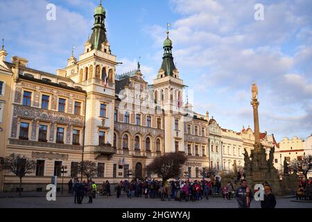 PARDUBICE, REPUBBLICA CECA - 15 gennaio 2022: Municipio e la gente ad una manifestazione anti-vaccino durante la pandemia di coronavirus Foto Stock