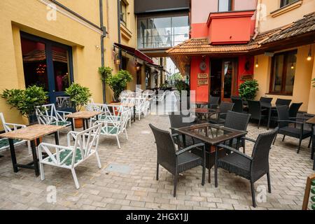 Accoglienti caffetterie all'aperto nelle strette stradine della città vecchia Foto Stock