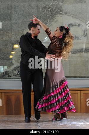 16 gennaio 2022, San Giorgio a Cr, Napoli, Italia: Manuela Iannelli, ballerino di flamenco, insegnante e coreografo formato con maestri internazionali tra Madrid e Siviglia, e Antonio Campaiola, ballerino, insegnante e coreografo accademico, che ha approfondito la sua formazione in Italia, Germania e Spagna nell'esecuzione dal vivo di musica classica, contemporanea e flamenco. (Credit Image: © Fontanarosa Bruno/Pacific Press via ZUMA Press Wire) Foto Stock