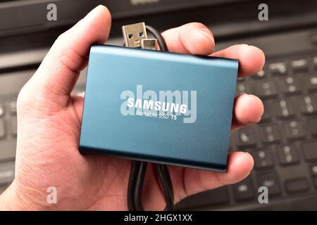 New Delhi, India, 22 Jaunary 2022:- Samsung portatile SSD T5, disco rigido esterno per la memorizzazione dei dati Foto Stock