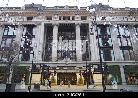 Foto del file datata 24/12/21 del grande magazzino Selfridges di Oxford Street, nel centro di Londra. Due uomini sono stati portati in ospedale con lesioni da pugnali dopo una lotta nel grande magazzino Selfridges. Data di emissione: Sabato 22 gennaio 2022. Foto Stock