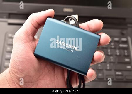 New Delhi, India, 22 Jaunary 2022:- Samsung Hard Disk in mano, dispositivo di memorizzazione dati da Samsung Foto Stock