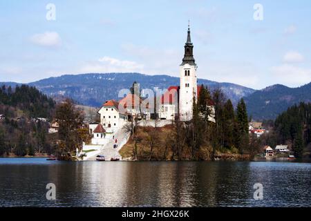 Lago di Bled con l'Assunzione di Maria Chiesa sull'isola in Slovenia. Lago nella regione alta Carniolana della Slovenia nordoccidentale. Foto Stock