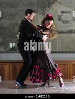 16 gennaio 2022, San Giorgio a Cr, Napoli, Italia: Manuela Iannelli, ballerino di flamenco, insegnante e coreografo formato con maestri internazionali tra Madrid e Siviglia, e Antonio Campaiola, ballerino, insegnante e coreografo accademico, che ha approfondito la sua formazione in Italia, Germania e Spagna nell'esecuzione dal vivo di musica classica, contemporanea e flamenco. (Credit Image: © Fontanarosa Bruno/Pacific Press via ZUMA Press Wire) Foto Stock