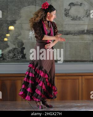 16 gennaio 2022, San Giorgio a Cr, Napoli, Italia: Manuela Iannelli, ballerino di flamenco, insegnante e coreografo formato con maestri internazionali tra Madrid e Siviglia, e Antonio Campaiola, ballerino, insegnante e coreografo accademico, che ha approfondito la sua formazione in Italia, Germania e Spagna nell'esecuzione dal vivo di musica classica, contemporanea e flamenco. (Credit Image: © Fontanarosa Bruno/Pacific Press via ZUMA Press Wire) Foto Stock