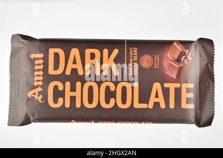 New Delhi, India, 22 Jaunary 2022:- Imballo di cioccolato scuro di Amul Foto Stock