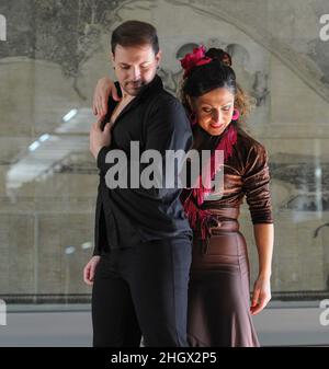 16 gennaio 2022, San Giorgio a Cr, Napoli, Italia: Manuela Iannelli, ballerino di flamenco, insegnante e coreografo formato con maestri internazionali tra Madrid e Siviglia, e Antonio Campaiola, ballerino, insegnante e coreografo accademico, che ha approfondito la sua formazione in Italia, Germania e Spagna nell'esecuzione dal vivo di musica classica, contemporanea e flamenco. (Credit Image: © Fontanarosa Bruno/Pacific Press via ZUMA Press Wire) Foto Stock