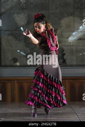 16 gennaio 2022, San Giorgio a Cr, Napoli, Italia: Manuela Iannelli, ballerino di flamenco, insegnante e coreografo formato con maestri internazionali tra Madrid e Siviglia, e Antonio Campaiola, ballerino, insegnante e coreografo accademico, che ha approfondito la sua formazione in Italia, Germania e Spagna nell'esecuzione dal vivo di musica classica, contemporanea e flamenco. (Credit Image: © Fontanarosa Bruno/Pacific Press via ZUMA Press Wire) Foto Stock