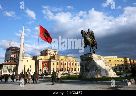 TIRANA, ALBANIA - 13 MARZO: Tirana simboli Piazza Skanderbeg il 13 marzo 2009 a Tirana, Albania. Piazza è la piazza principale di Tirana. Prende il nome nel 1968 dall'eroe nazionale albanese Skanderbeg. Foto Stock