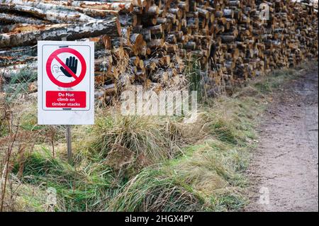 Non salire sui cartelli di sicurezza delle pile di legno Foto Stock