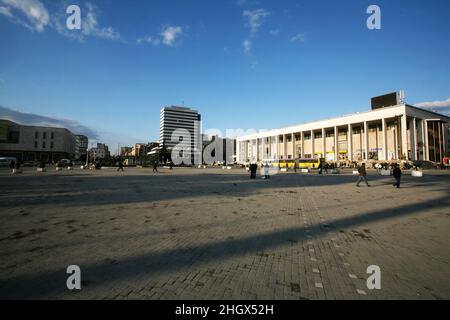 TIRANA, ALBANIA - 13 MARZO: Piazza Skanderbeg e Palazzo dell'Opera il 13 marzo 2009 a Tirana, Albania. Piazza è la piazza principale di Tirana. Prende il nome nel 1968 dall'eroe nazionale albanese Skanderbeg. Foto Stock