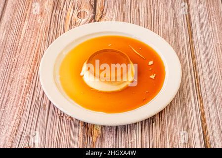 Panna cotta è un dolce tipico piemontese, a base di panna al latte, zucchero e gelificanti, che solitamente è decorato Foto Stock