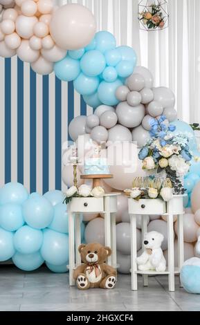 Buon compleanno! Decorazioni per bambini con luci scintillanti, ghirlone di compleanno, colori diversi di palloncini. Zona foto decorata. Ele decorativo festivo Foto Stock