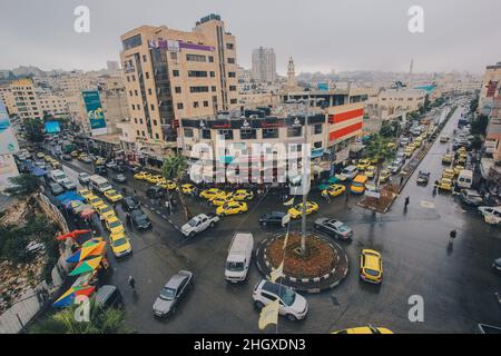 Paesaggio invernale Piazza al-Manara Città di Hebron, la piazza principale a Hebron, Cisgiordania, Palestina - immagine del traffico piovoso a 2,11,2014 Foto Stock