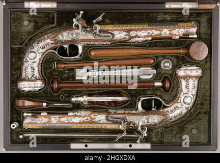 Coppia in gabbia di pistole Flintlock con accessori ca. 1810 francese Francesco Pirmet le serrature portano il nome di Pirmet, ma i supporti d'argento sono caratterizzati dal suo contemporaneo Nicolas Noël Boutet. Coppia in gabbia di pistole Flintlock con accessori. Francese, Parigi. CA. 1810. Acciaio, oro, legno (noce, mogano), argento, tartaruga, velluto. Parigi. Armi da fuoco-Pistoli Foto Stock