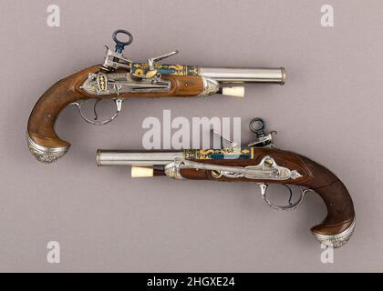 Coppia di pistole con Flintlocks a Las Tres Modas fine 18th secolo laboratorio della famiglia Ybarzabel spagnolo canne di pistola spagnolo sono stati rinomati per la loro qualità dal XVI secolo. Una produzione significativa di armi da fuoco non si sviluppò, tuttavia, fino al secolo successivo e l'invenzione di un meccanismo originale di flintlock soprannominato miquelet (una parola francese che significa 'bandito panish'). A causa del vasto commercio spagnolo e dei vasti possedimenti territoriali, le armi da fuoco spagnole con questo dispositivo di accensione sono diventate popolari in tutte le regioni mediterranee e in Medio Oriente. Il miquelet era così robusto e affidabile t Foto Stock