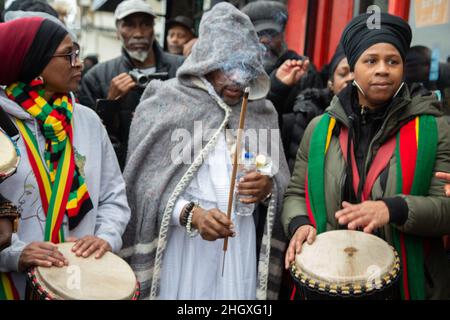 Londra, Regno Unito. 22nd Jan 2022. La gente suona la batteria durante la rivelazione del murale onorando coloro che sono morti nel fuoco 41 anni fa.il fuoco della casa della Nuova Croce si è verificato durante una festa in una casa a Nuova Croce, il 18th gennaio 1981. Il blaze uccise 13 giovani neri e un sopravvissuto prese la sua vita due anni dopo. Nessuno è mai stato caricato in relazione al fuoco. Credit: SOPA Images Limited/Alamy Live News Foto Stock