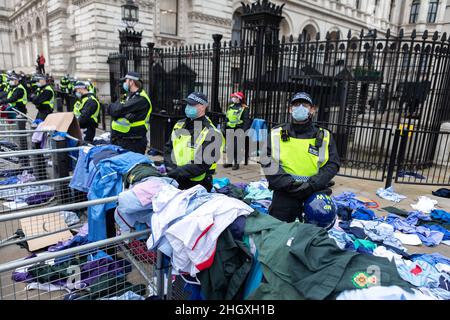 Le uniformi NHS sparse su e all'interno della barricata, come sono state prese di mira alla polizia MET, durante la dimostrazione.entro aprile 2022, 100k membri del NHS dovranno essere vaccinati completamente o perdere il loro lavoro. Alla luce di questo requisito draconiano, gli infermieri NHS si sono riuniti per protestare contro tale coercizione, difendendo la loro libertà medica e accusando il governo per un maltrattamento totale degli operatori sanitari per la pandemia. Altri gruppi anti-blocco e anti-vaccino hanno protestato congiuntamente contro le restrizioni imposte dal governo, e minacciano di scendere in piazza dovrebbe Foto Stock