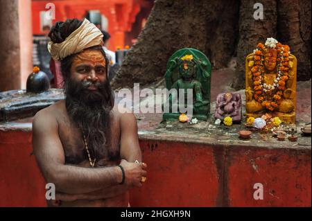 Un sadhu di Juna Akhara, uomo santo indù, nella casa madre in Varanasi, India Foto Stock