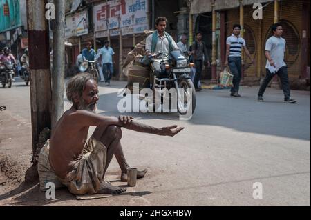 Mendicanti si agguonano per le strade di Varanasi (Benares), India Foto Stock