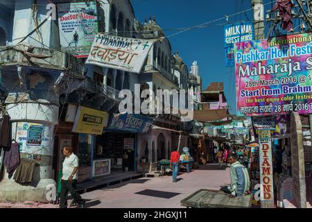 Il centro della città sacra di Pushkar, lago di Pushkar o Pushkar Sarovar, nella città Santa di Pushkar, Rajasthan., India Foto Stock