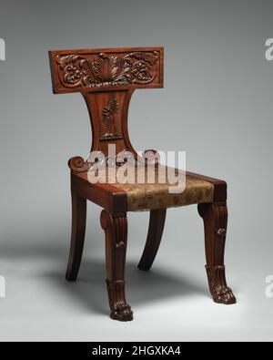 Sedia laterale (parte di un set) ca. 1820 attribuito a Thomas Hope British, nato Olanda il klismo, con le gambe spaccate e rotondate, era una forma antica rianimata nell'entusiasmo archeologico della fine del XVIII secolo. La firma «C.. Dixwell 1820' sotto la guida del sedile della sedia laterale (vedi 67.63.1) è quella di Charles Dixwell, un 'sostenitore' londinese, una professione che include i compiti di tappezzeria, arredatore, e sottosopra. Sedia laterale (parte di un set). Inglese. CA. 1820. Mogano. Mobili in legno Foto Stock