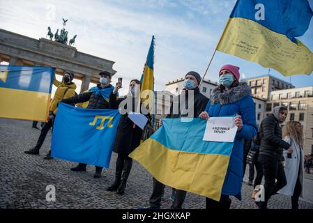 Berlino, Germania. 22nd Jan 2022. Diversi manifestanti si sono riuniti a Berlino il 22 gennaio 2022 in un raduno anti-Putin di fronte alla porta di Brandeburgo. (Foto di Jakub Podkowiak/PRESSCOV/Sipa USA) Credit: Sipa USA/Alamy Live News Foto Stock