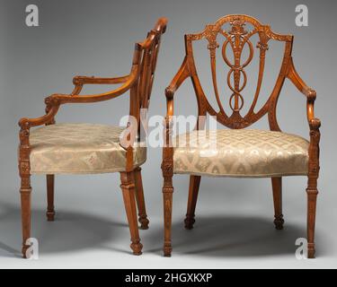 Coppia di poltrone ca. 1800 British il centro del dorso a forma di scudo deriva dal Cabinet-maker di Thomas Sheraton e dal libro di disegno di Upholsterer (1793). Coppia di poltrone. Inglese. CA. 1800. Raso indiano occidentale, sbarre di faggio, seta moderna. Mobili in legno Foto Stock