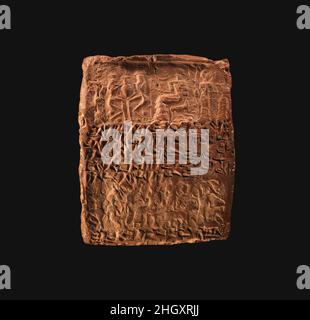 Contenitore per compresse cuneiformi impresso con guarnizioni a quattro cilindri, per compresse cuneiformi 66.245.15a: Quittanza ca. 20th–19th secolo a.C. l'antica colonia di commercio assiro Kültepe, l'antica città di Kanesh, era una città potente e cosmopolita situata nella Cappadocia settentrionale, nell'Anatolia centrale. Durante i primi anni del secondo millennio a.C., divenne parte della rete di insediamenti commerciali stabiliti in tutta la regione dai mercanti di Ashur (in Assiria nella Mesopotamia settentrionale). Viaggiando per lunghe distanze da caravan asino, e spesso vivendo separatamente dalle loro famiglie, questi mercanti commerciavano grandi quantità Foto Stock