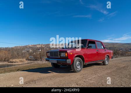 Shamakhi, Azerbaigian - Gennaio 07 2022- berlina classica rossa in una zona rurale. Foto Stock