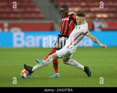 Leverkusen, Germania. 22nd Jan 2022. Bundesliga, Matchday 20, Bayer 04 Leverkusen - FC Augsburg, Moussa Diaby (B04), Jeffrey Gouweleeuw (Augsburg) battaglia per la palla. Credit: Juergen Schwarz/Alamy Live News Foto Stock