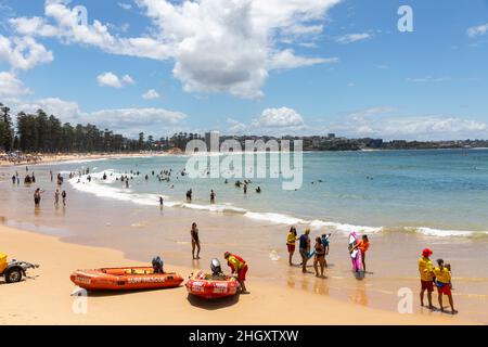 Surf Rescue Patrol con gommoni GOMMONI zodiacali a Manly Beach Sydney, New South Wales, Australia in una giornata estiva Foto Stock